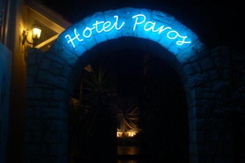 Sertifikāts, apbalvojums, norāde vai cits dokuments, kas ir izstādīts apskatei naktsmītnē Hotel Paros