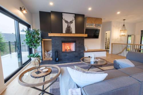 a living room with a couch and a fireplace at Spa & Pure Relaxation - Chalet Saint-Cerf in Saint Come