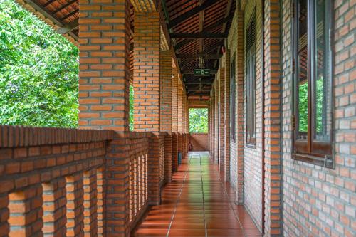 an empty hallway of a brick building at Mekong Long Thanh Resort & Reststop in Ấp Thanh Nguyên