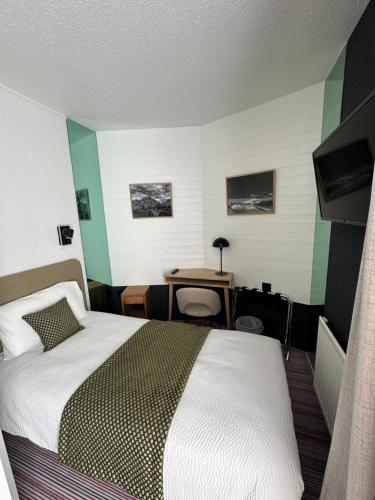 Postel nebo postele na pokoji v ubytování Dyke Hotel
