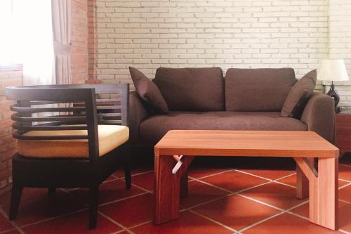 a living room with a couch and a table at Mekong Long Thanh Resort & Reststop in Ấp Thanh Nguyên
