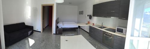 a living room with a couch and a kitchen at Casa Lampone in Trento