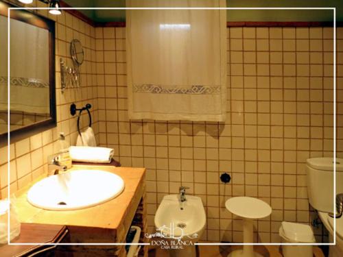 La salle de bains est pourvue d'un lavabo et de toilettes. dans l'établissement Casa Rural Doña Blanca, à Santa Cruz de la Sierra