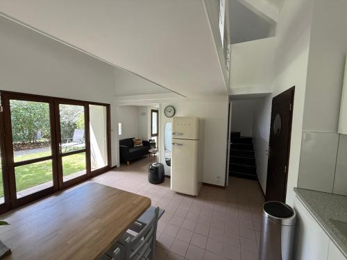 La petite maison في Saint-Martin-d'Uriage: مطبخ به طاولة وثلاجة