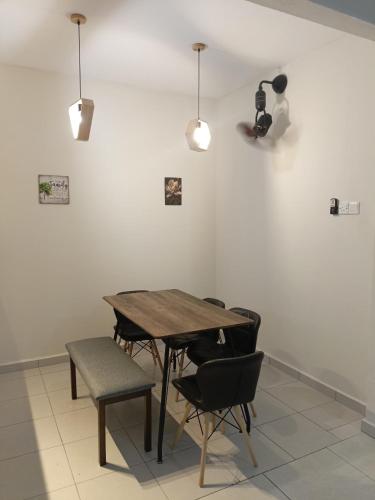 un tavolo e delle sedie con una macchina fotografica su una parete di Ziroz Homestay Murah Melaka a Kampong Alor
