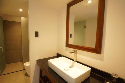 Bilik mandi di Field Villa Hoàng Diệu
