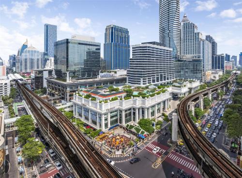 eine Luftansicht einer Stadt mit Zuggleisen in der Unterkunft Grand Hyatt Erawan Bangkok in Bangkok