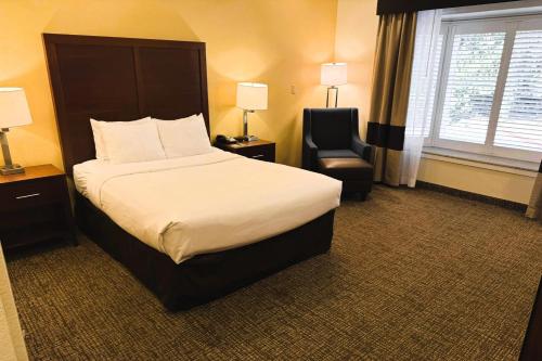 Letto o letti in una camera di Comfort Inn Monterey Peninsula Airport