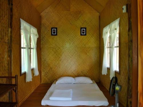Postel nebo postele na pokoji v ubytování Chiang Dao Hut