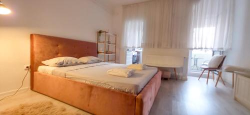 un dormitorio con una cama grande en una habitación en Single room Perfect for couples or singles, en Roşu
