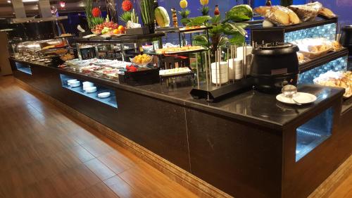 a buffet line with food on display in a restaurant at Qasr Al Sahab in Khamis Mushayt