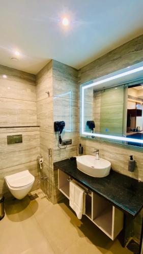 Bilik mandi di HOTEL DIAMOND RESIDENCY - Vijay Nagar INDORE