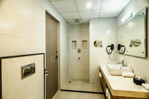 Kamar mandi di Siddhartha Hotel Damauli