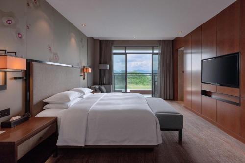 Postel nebo postele na pokoji v ubytování DoubleTree by Hilton Guangzhou Science City-Free Shuttle Bus Service During Canton Fair Period