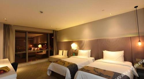 Letto o letti in una camera di Shanghai Bund South China Harbour View Hotel