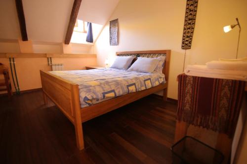 a bedroom with a bed in a room with a window at Casa Verde Hostal in Sucre