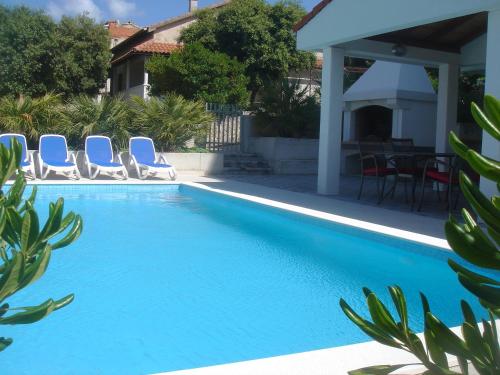 A piscina localizada em Villa Laurus ou nos arredores