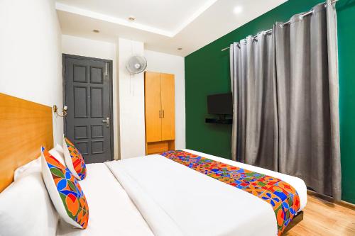 Кровать или кровати в номере FabExpress The Luxe Inn