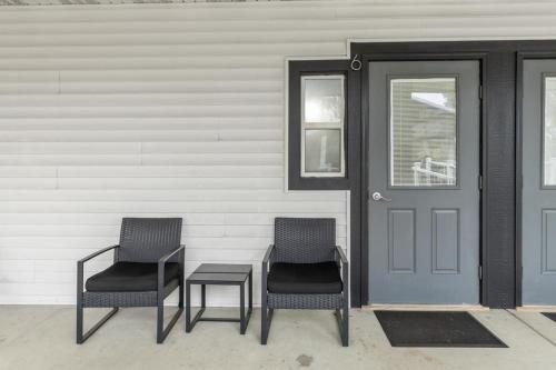 two chairs and a table in front of a door at Blue Star Motel in Douglas