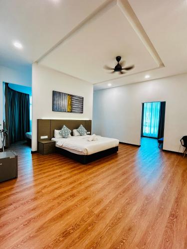a bedroom with a bed and a ceiling fan at LESTARI INN RESIDENCE in Kuantan