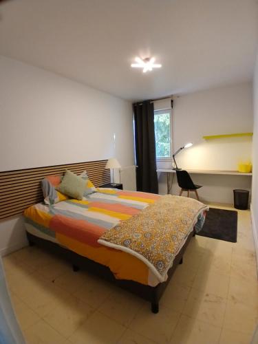 a bedroom with a bed and a desk in it at Spacieux et Confortable OFFRES Longues durées in Compiègne