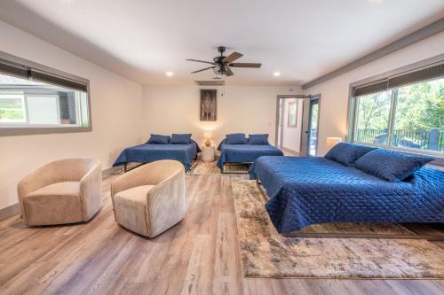 ein Schlafzimmer mit zwei Betten und einer Couch in der Unterkunft Hidden Hills in Gatlinburg