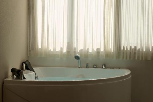 Ένα μπάνιο στο Blanco Athens Aparthotel