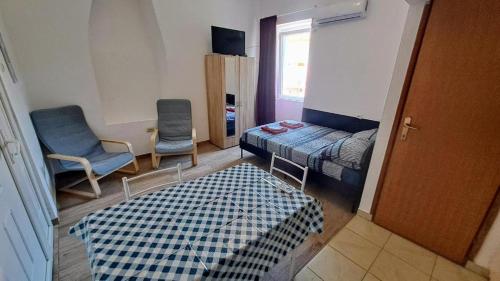 Roman Arch-Low budget studio in Top center,Walking street