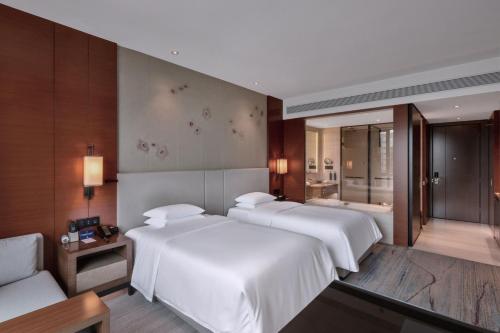 Postel nebo postele na pokoji v ubytování DoubleTree by Hilton Guangzhou Science City-Free Shuttle Bus Service During Canton Fair Period