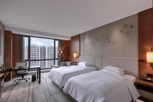 Postel nebo postele na pokoji v ubytování DoubleTree by Hilton Guangzhou Science City-Free Shuttle Bus Service During Canton Fair Period