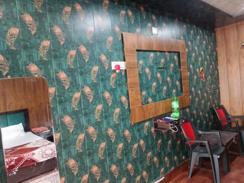 Postel nebo postele na pokoji v ubytování Somnath guesthouse Inn