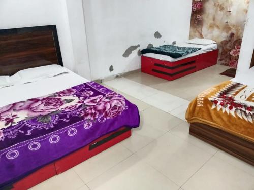 Postel nebo postele na pokoji v ubytování Somnath guesthouse Inn