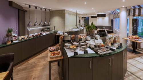 Makanan di atau berdekatan hotel
