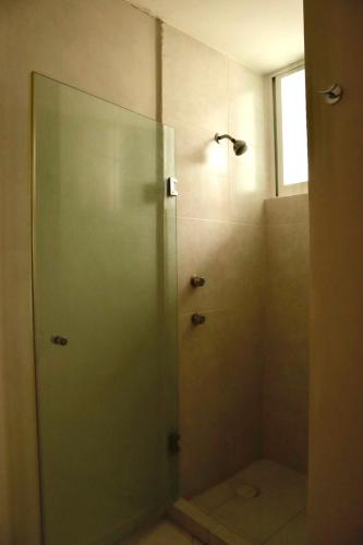 a shower with a glass door in a bathroom at Residencia en Club Náutico Tequesquitengo in Tequesquitengo