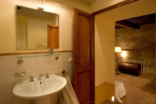 bagno con lavandino e specchio di L’Arco Romanico a Montefalco
