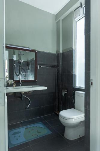 Ένα μπάνιο στο Kandy Luxe Villa