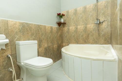 Ένα μπάνιο στο Kandy Luxe Villa