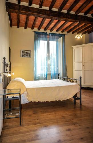 a large bed in a room with a window at Sul Prado in Pietrasanta