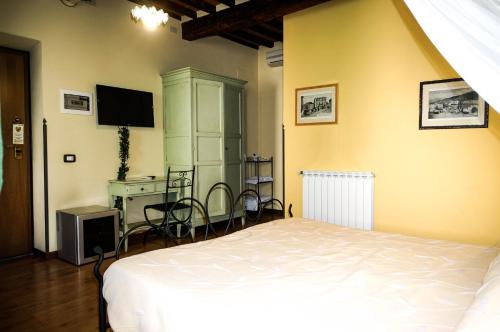 a bedroom with a bed and a desk and a television at Sul Prado in Pietrasanta