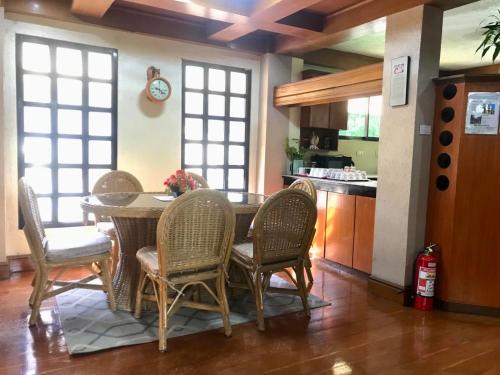 Cuisine ou kitchenette dans l'établissement Baguio Rest House