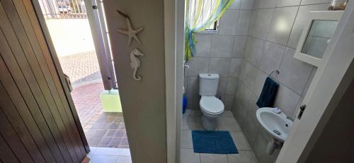Un baño de Calamari 9 - 6 Sleeper - 30 Steps From The Beach!
