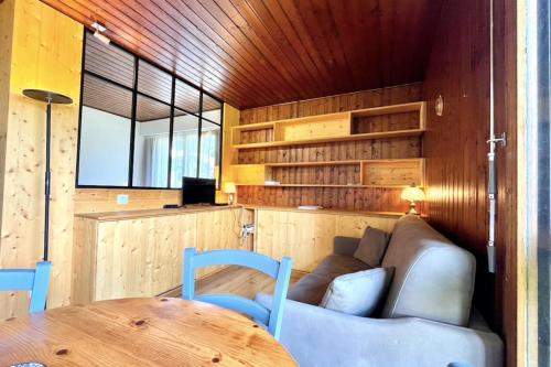 un salon avec un canapé et une table dans l'établissement Charming cocoon in Megève center, à Megève