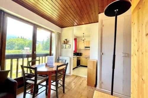 une cuisine et une salle à manger avec une table et des chaises dans l'établissement Charming cocoon in Megève center, à Megève