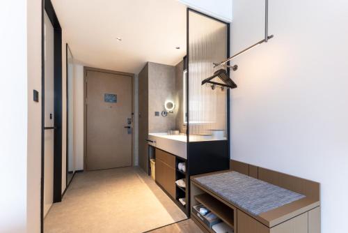 Una cama o camas en una habitación de Atour Hotel Hangzhou Aeon Mall Liangzhu Gudun Road