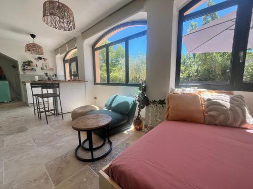 エクス・アン・プロヴァンスにあるAix-en-Provence, Cosy studio au calme de la campagne avec Spa et Climのベッドルーム1室(ベッド1台、テーブル付)、