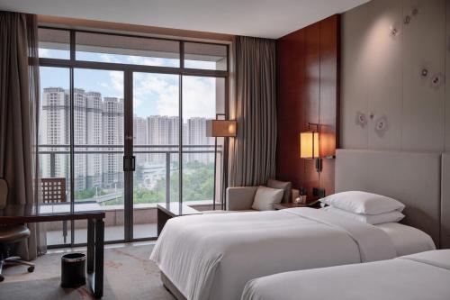 Postel nebo postele na pokoji v ubytování DoubleTree by Hilton Guangzhou Science City-Free Shuttle Bus Service During Canton Fair Period