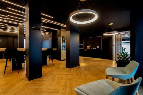 a meeting room with chairs and a table in a room at Hotel Puerto de la Luz by Pierre & Vacances in Las Palmas de Gran Canaria