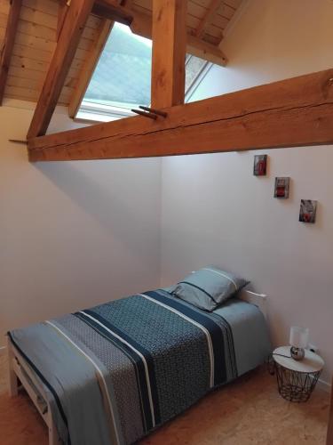 EnglefontaineにあるLe Petit Atelierの大きな窓のある部屋のベッド