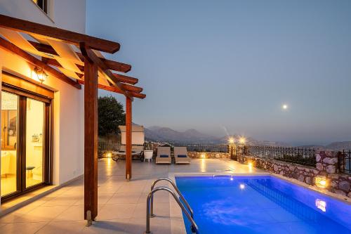 Bazén v ubytování Anastasia Villa, Libyan SeaViews with Heated Pool, By ThinkVilla nebo v jeho okolí
