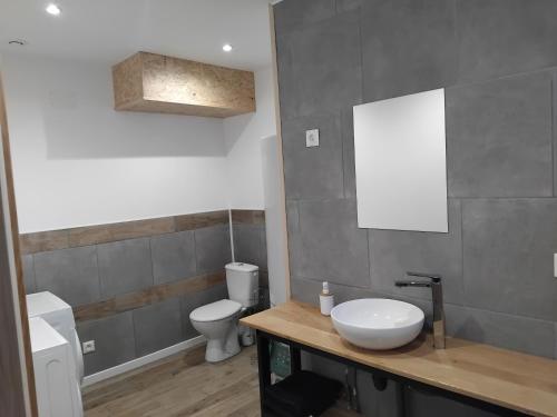 EnglefontaineにあるLe Petit Atelierの白い洗面台とトイレのあるバスルーム